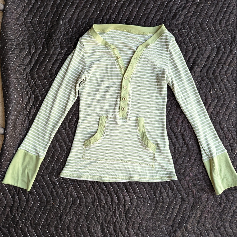 Y2k long sleeved Henley shirt